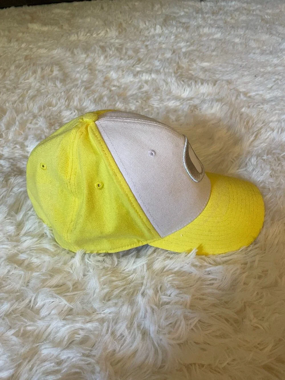 Nike Dri-Fit Oregon Ducks U of O  White and Yellow Baseball Cap w/ O Logo